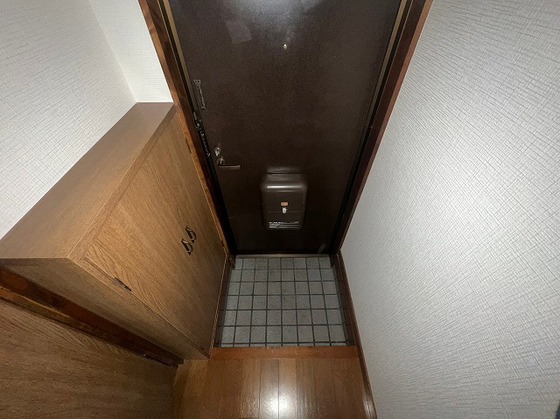 玄関　※別号室の写真です