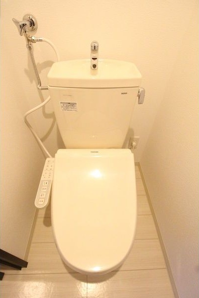 地下鉄東西線 南郷１３丁目駅 徒歩5分 4階建 築9年のトイレ写真