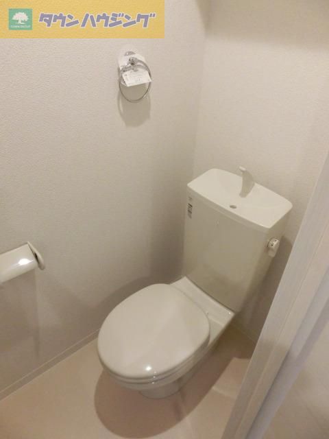トイレ　上部に棚あり