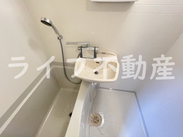 洗面設備　独立洗面台あり、毎朝おしゃれに忙しい女性の方におすすめです