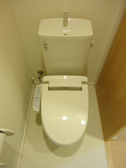 トイレ　★嬉しい設備の温水洗浄便座付き★