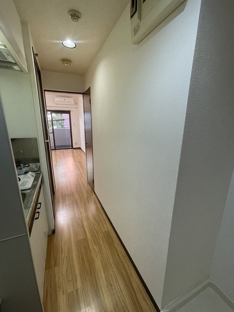 その他部屋・スペース　玄関側からみた居室側への廊下※前回募集時の写真です