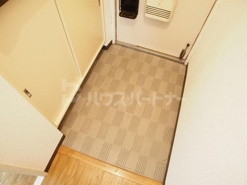 ＪＲ総武線 下総中山駅 徒歩15分 3階建 築35年の玄関写真