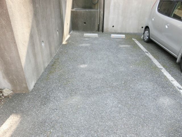 駐車場　建物前に駐車場があります。