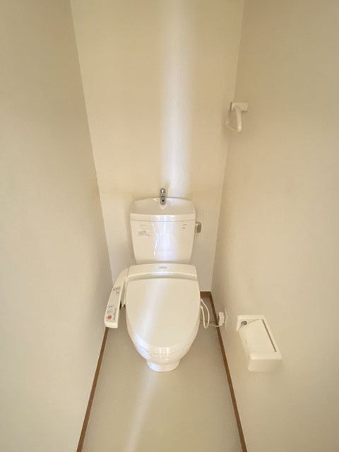 トイレ　室内写真は２Ｄ号室の写真になります。
