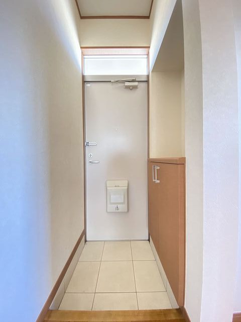 玄関　室内写真は２Ｄ号室の写真になります。