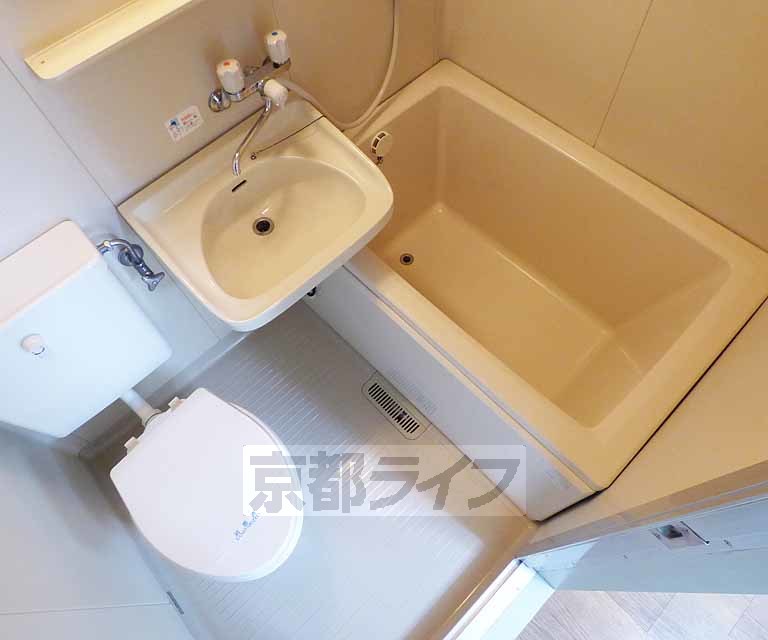 バス・シャワールーム　清潔感あるバスルームです。