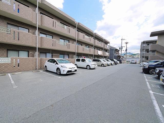 駐車場　車をお持ちの方に嬉しい駐車場付きの物件です
