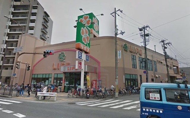 スーパー　ライフ　吹田泉町店（スーパー）まで215m