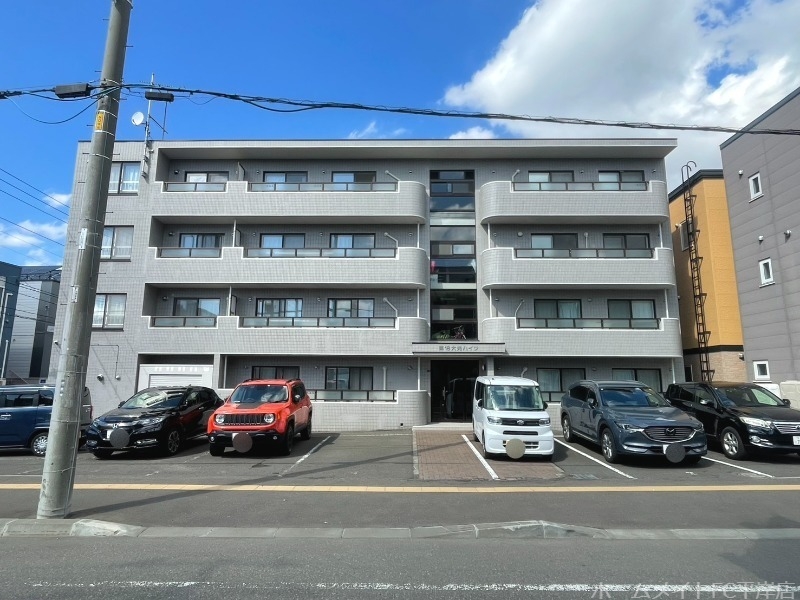 建物外観　重厚感のあるしっかりとした鉄筋コンクリートの建物♪