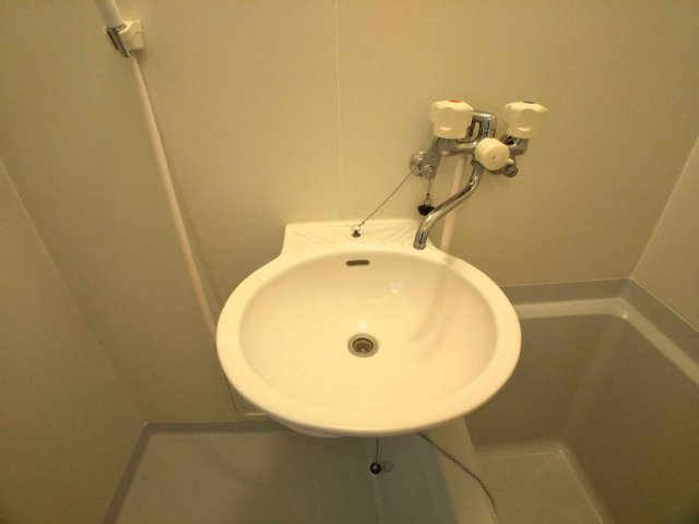 洗面設備　鏡を備え　準備のしやすい洗面台