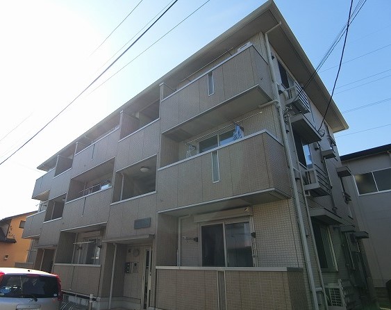 建物外観　南武線「久地」駅まで徒9分！便利な立地の3階建てアパートです