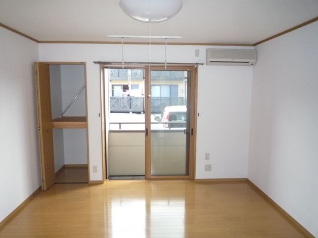 バルコニー　収納が２箇所にあるのでお荷物が多くてもしまえますね