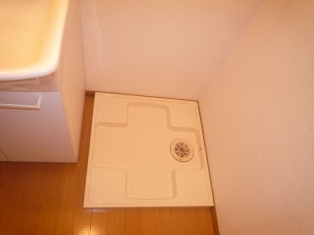 その他部屋・スペース　脱衣所に洗濯機置場があるので脱いだらすぐに洗濯出来ますね。