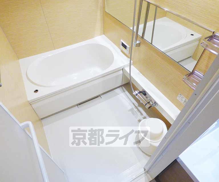 バス・シャワールーム　鏡の付いた便利な便利なお風呂
