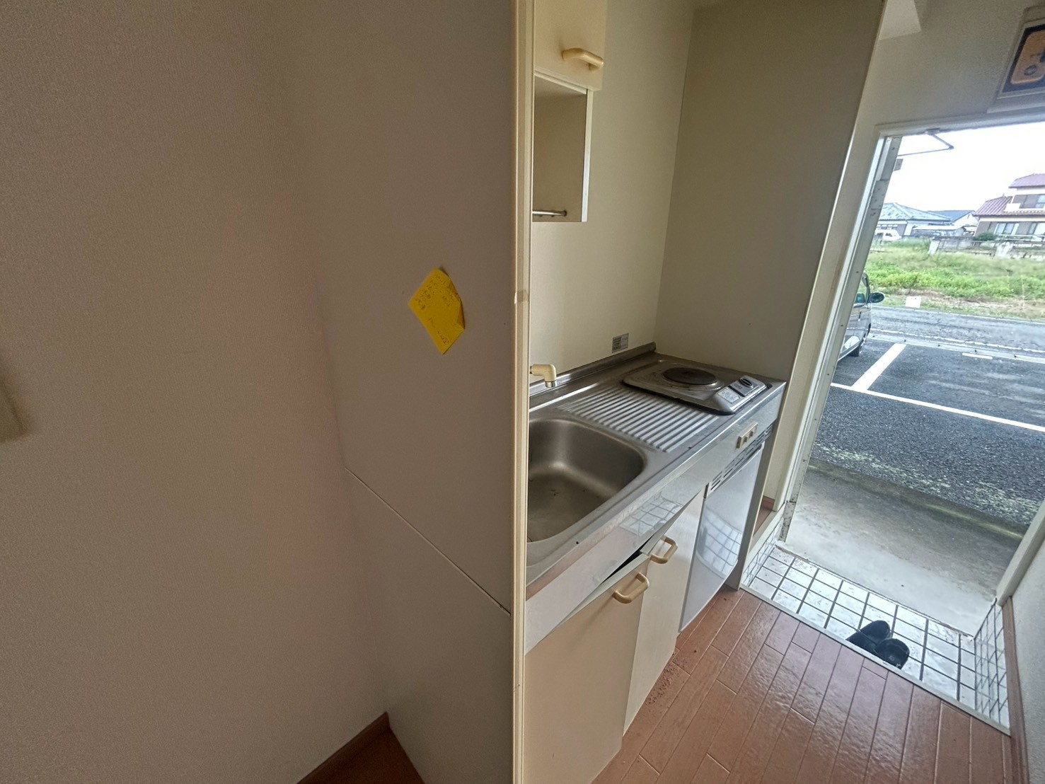 キッチン　電気コンロと、ミニ冷蔵庫付きです♪