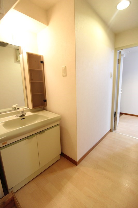 洗面設備　洗面台があり、便利です。