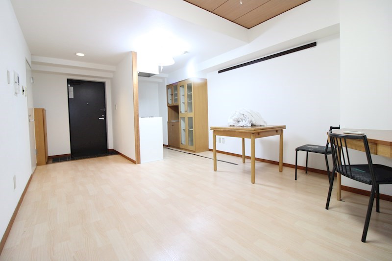 居室・リビング　広々としたリビングで家具の配置に困りません。