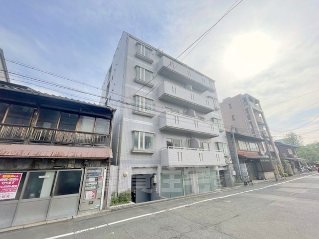 【京都市下京区西新屋敷太夫町のマンションの建物外観】