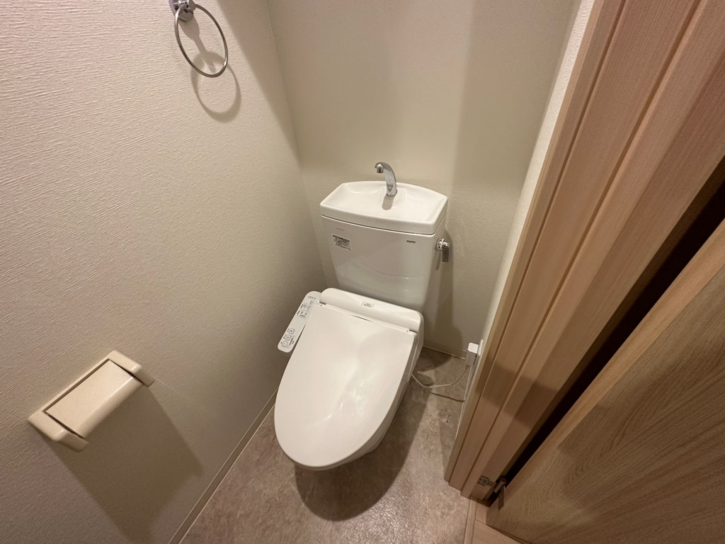 京阪本線 寝屋川市駅 徒歩10分 3階建 築8年のトイレ写真