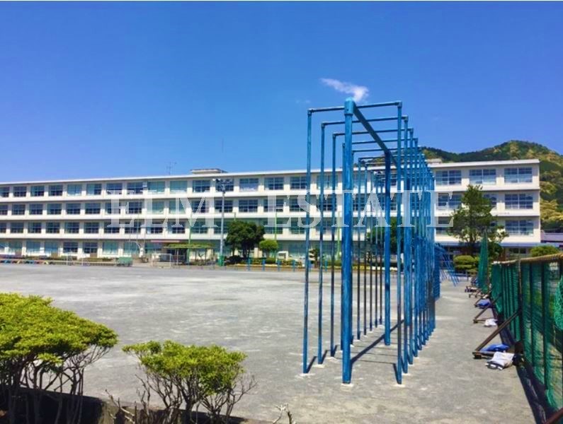 小学校　静岡市立服織小学校（小学校）まで816m