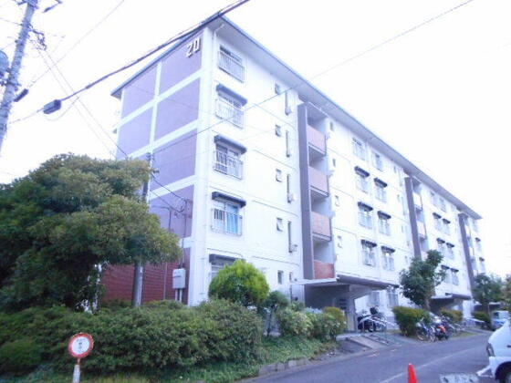 平塚高村団地２０号棟の建物外観