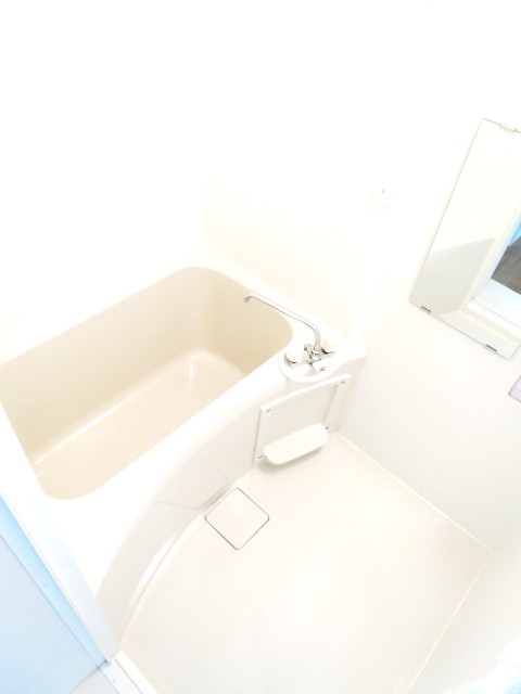 バス・シャワールーム　清潔感のあるお風呂です