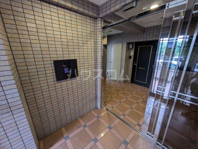 【一宮市大和町馬引のマンションのエントランス】