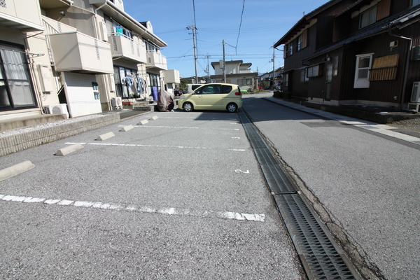 【セジュール北新の駐車場】