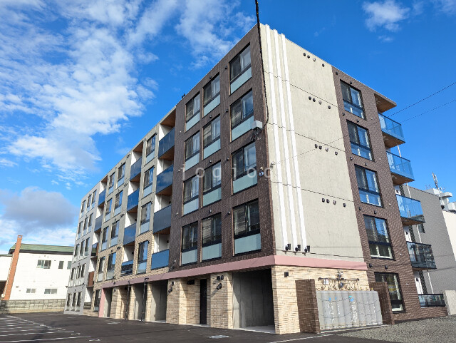 【札幌市中央区南十六条西のマンションの建物外観】