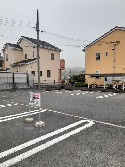 【泉佐野市日根野のアパートの駐車場】