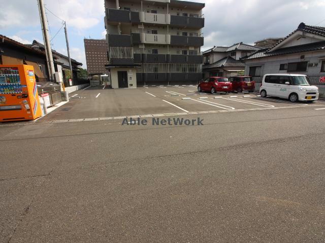 【都城市上川東のマンションの駐車場】