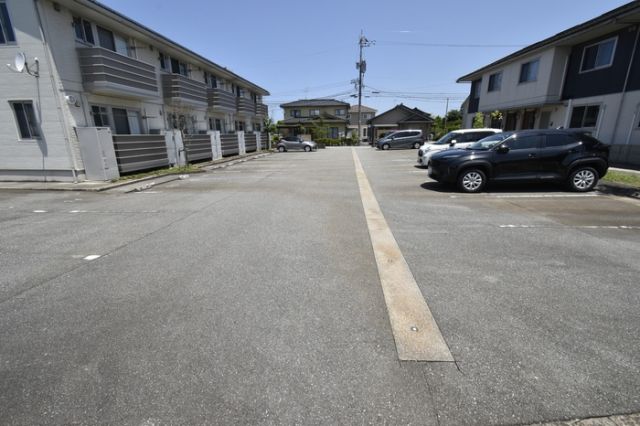 【滑川市柳原のアパートの駐車場】