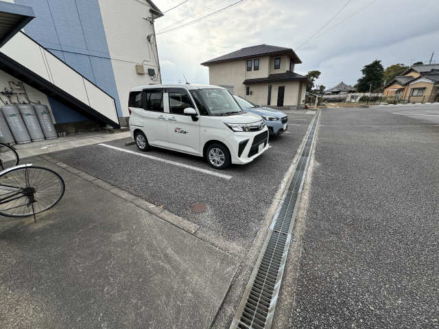 【セジュール戸ヶ崎の駐車場】