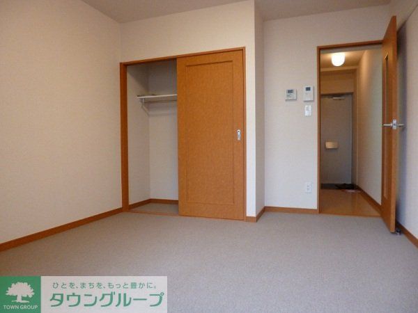 レオパレスアザレアの居間写真