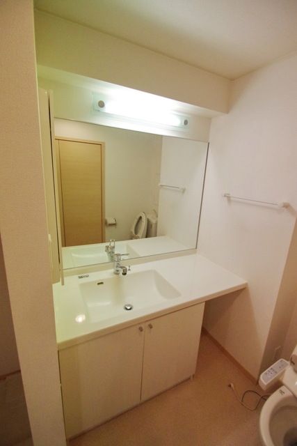 洗面設備　★大きな鏡が特徴の洗面台です★