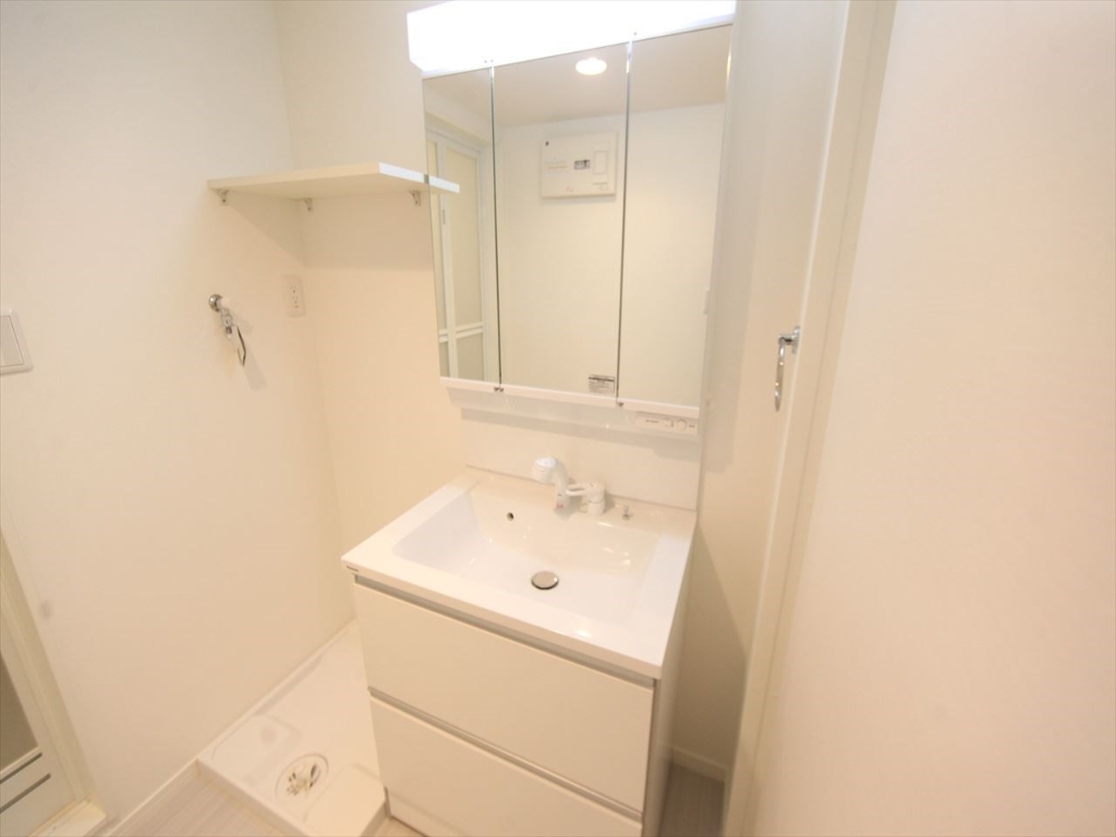 洗面設備　脱衣所　独立洗面台（シャンプードレッサー付）収納スペース有