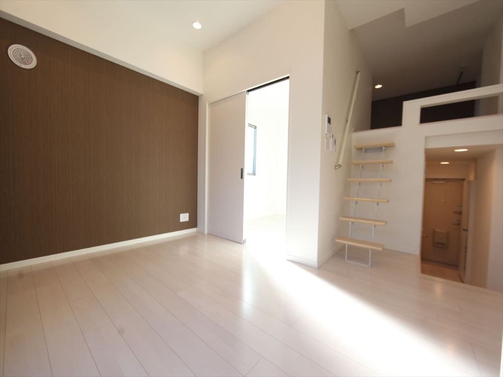 居室・リビング　ＬＤＫ8.6帖　洋室3.7帖　上段ロフト6.4帖