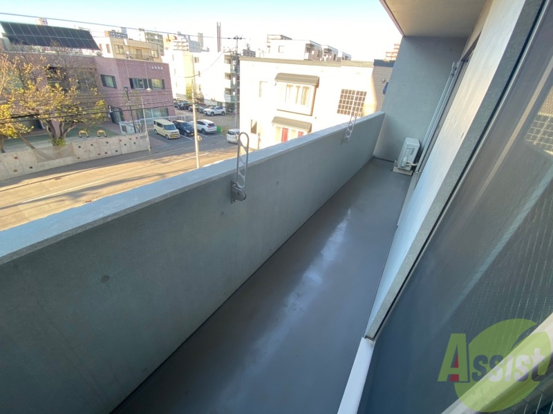 バルコニー　こちらはバルコニー。洗濯物が干せるようになっています。