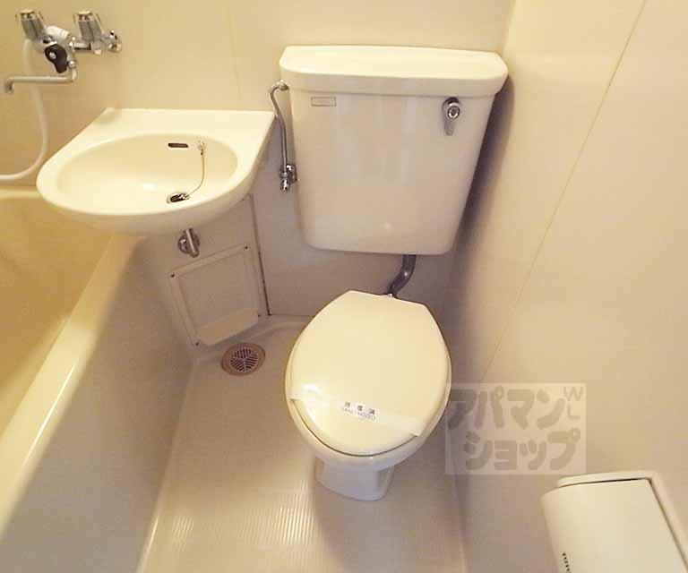 トイレ　３点ユニットバスです。