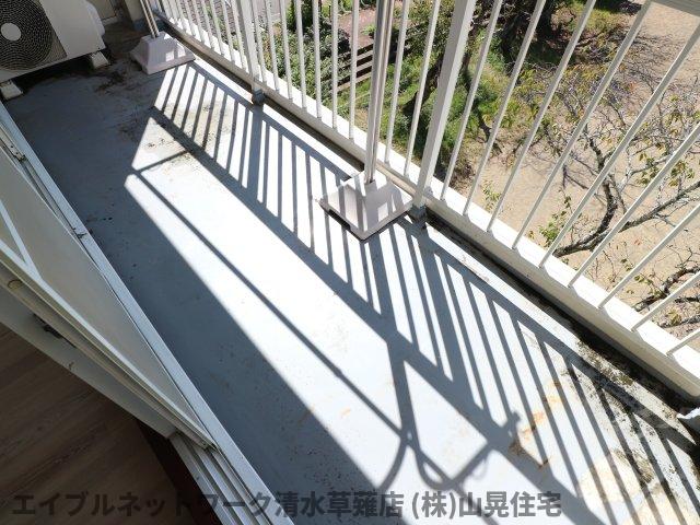 バルコニー　暖かな日差しのふりそそぐバルコニー