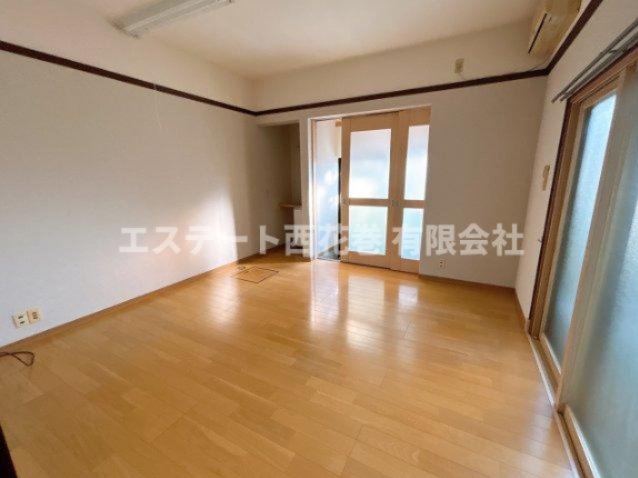 居室・リビング　以前事務所として利用していたので出入り口があります。