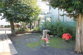 公園　千早四丁目なかよし広場児童遊園（公園）まで303m