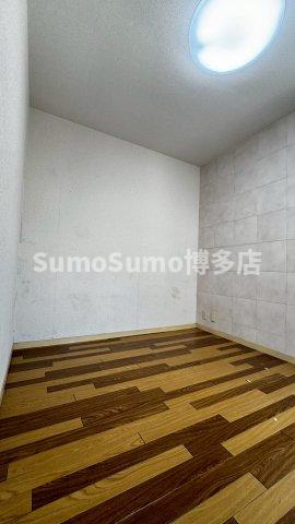 その他部屋・スペース　落ち着いた色調の寝室です