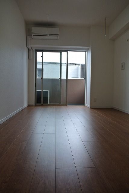 居室・リビング　別号室のお部屋です