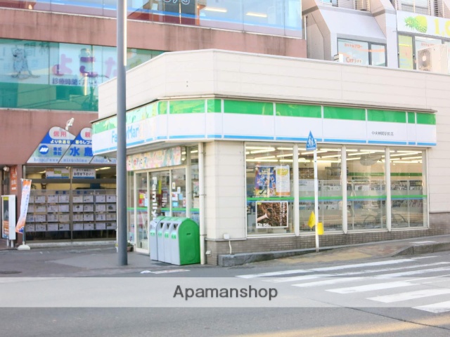 コンビニ　ファミリーマート（コンビニ）まで320m