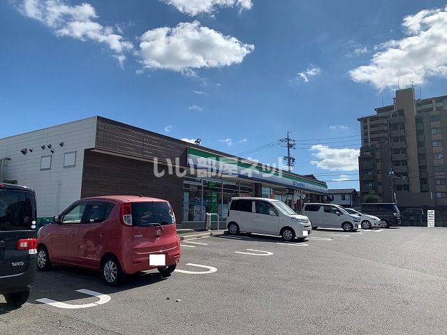 コンビニ　ファミリーマート 青山四丁目店（コンビニ）まで71m