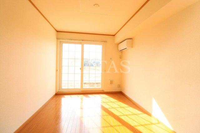 居室・リビング　同物件別部屋です。