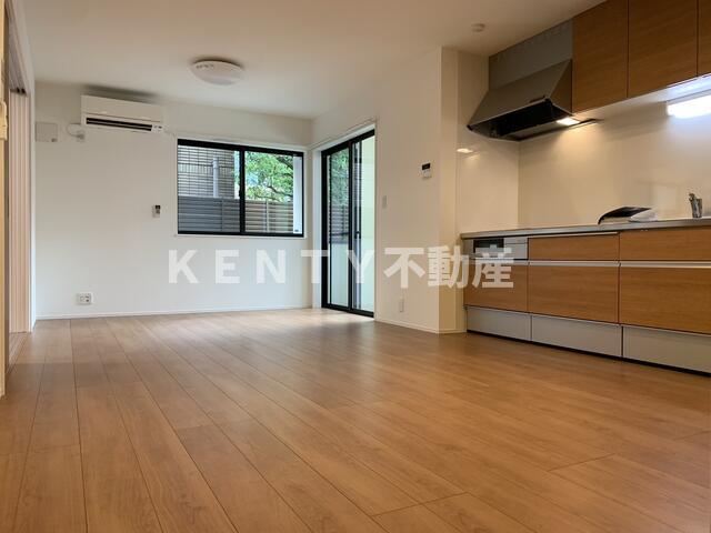 居室・リビング　こちらの居間で趣味の時間をお楽しみください