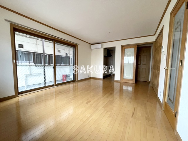 居室・リビング　エアコン付き・開放感のある室内♪